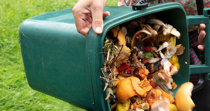 tourner le composteur chaque fois que vous ajoutez de nouveaux matériaux